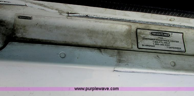 image for item I9644 2004 Freightliner Columbia semi truck