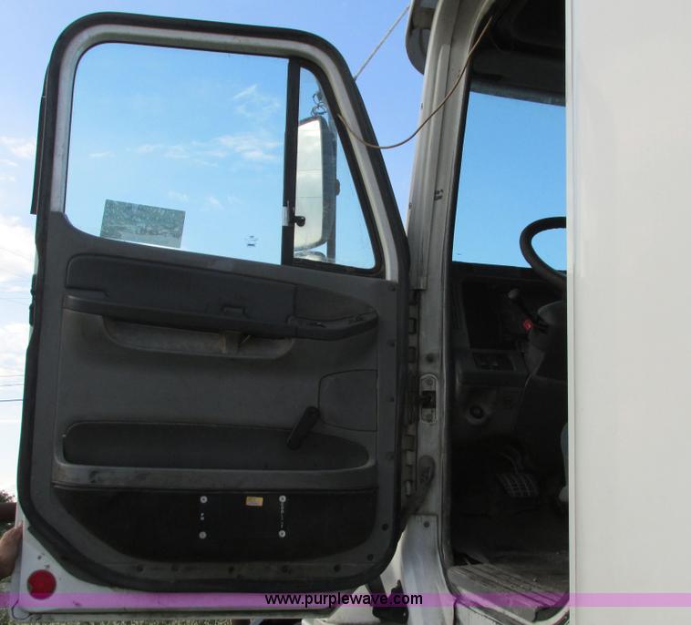 image for item I9644 2004 Freightliner Columbia semi truck