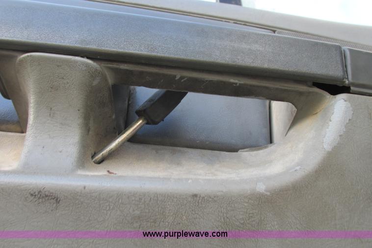 image for item I9644 2004 Freightliner Columbia semi truck