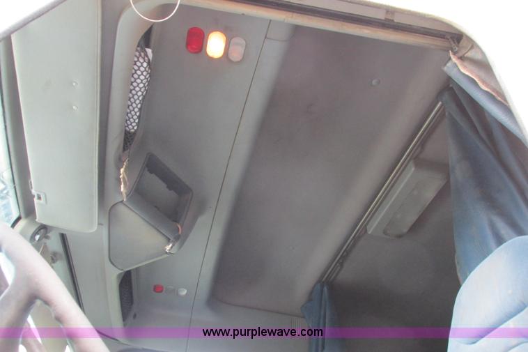 image for item I9644 2004 Freightliner Columbia semi truck