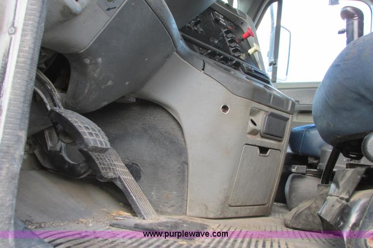 image for item I9644 2004 Freightliner Columbia semi truck