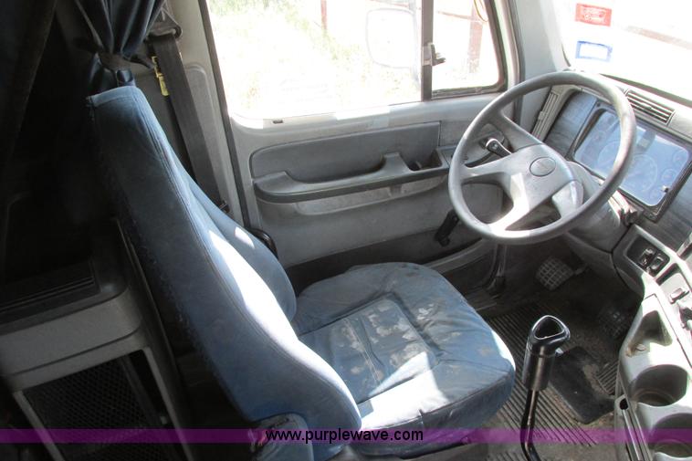 image for item I9644 2004 Freightliner Columbia semi truck
