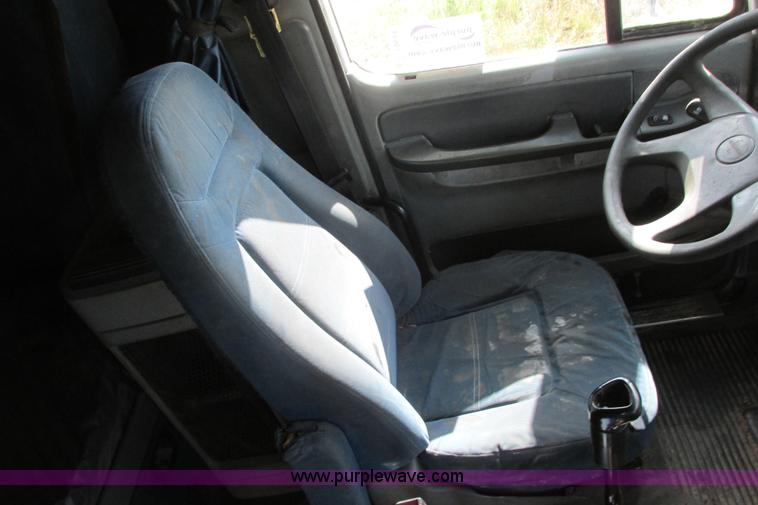 image for item I9644 2004 Freightliner Columbia semi truck