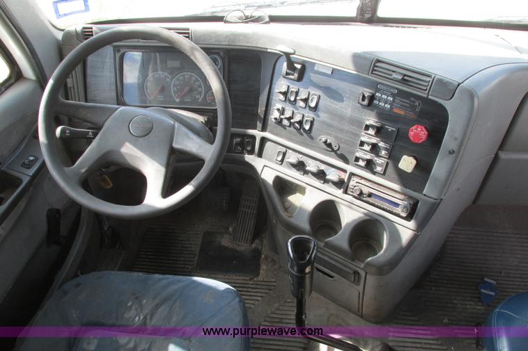 image for item I9644 2004 Freightliner Columbia semi truck