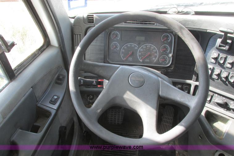 image for item I9644 2004 Freightliner Columbia semi truck