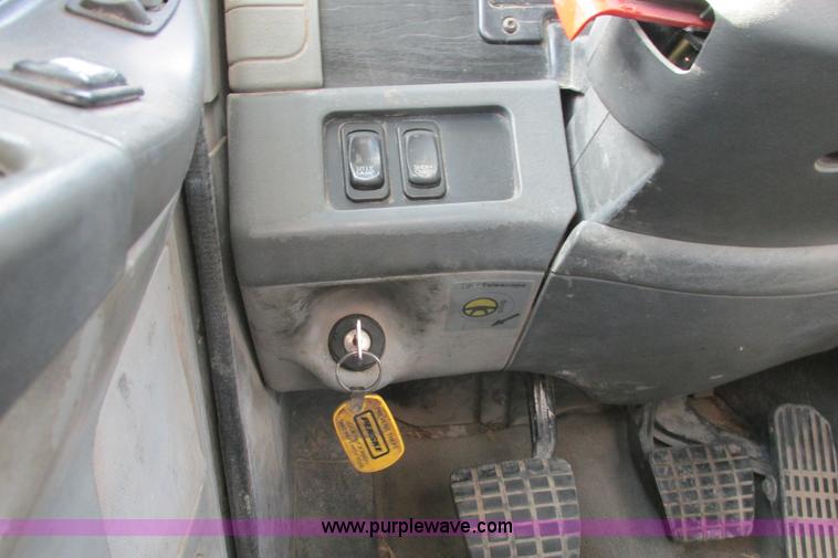 image for item I9644 2004 Freightliner Columbia semi truck