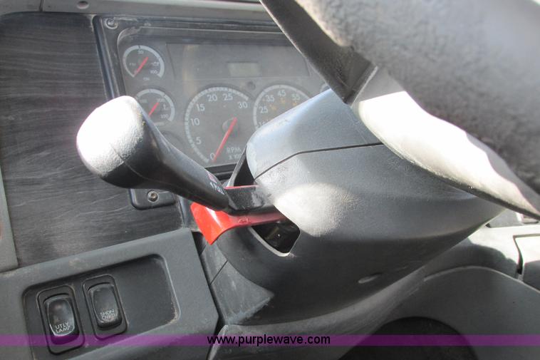 image for item I9644 2004 Freightliner Columbia semi truck