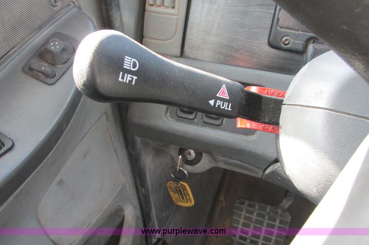 image for item I9644 2004 Freightliner Columbia semi truck