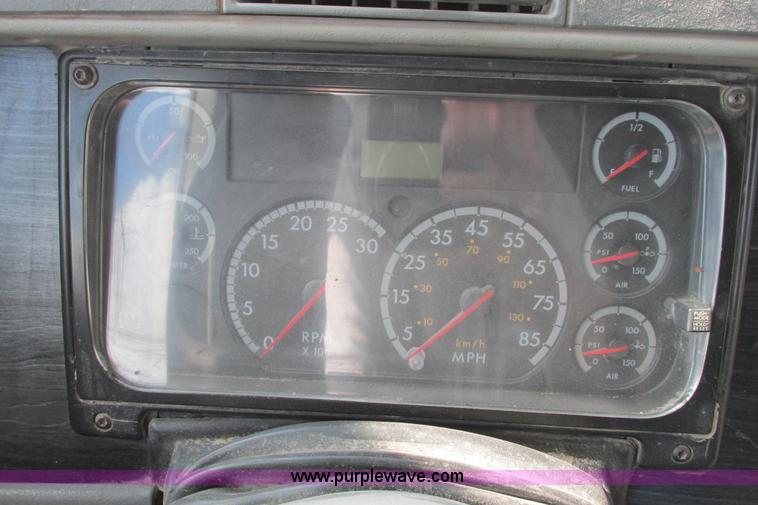 image for item I9644 2004 Freightliner Columbia semi truck