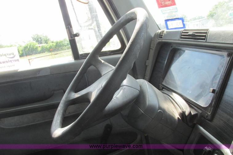 image for item I9644 2004 Freightliner Columbia semi truck