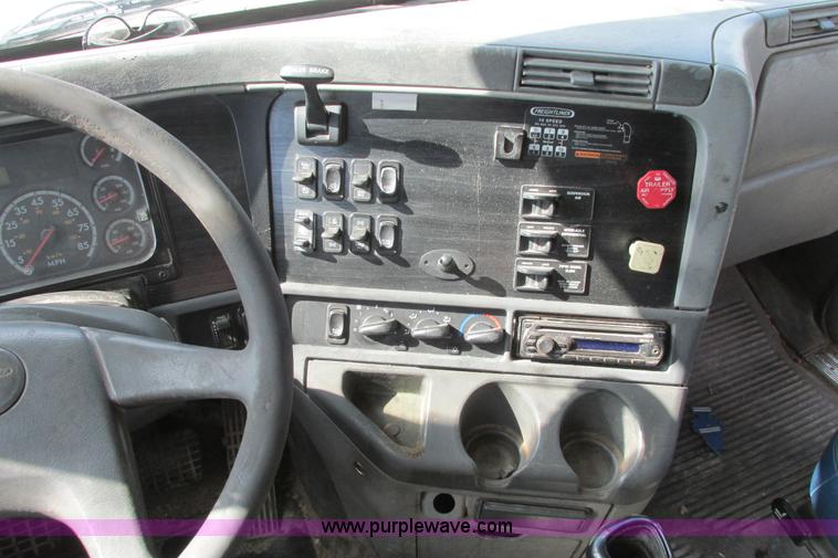 image for item I9644 2004 Freightliner Columbia semi truck