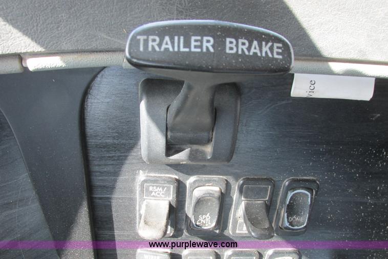 image for item I9644 2004 Freightliner Columbia semi truck