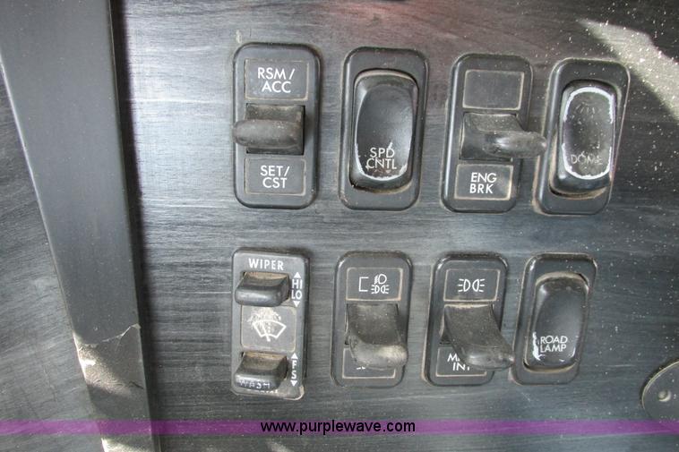 image for item I9644 2004 Freightliner Columbia semi truck