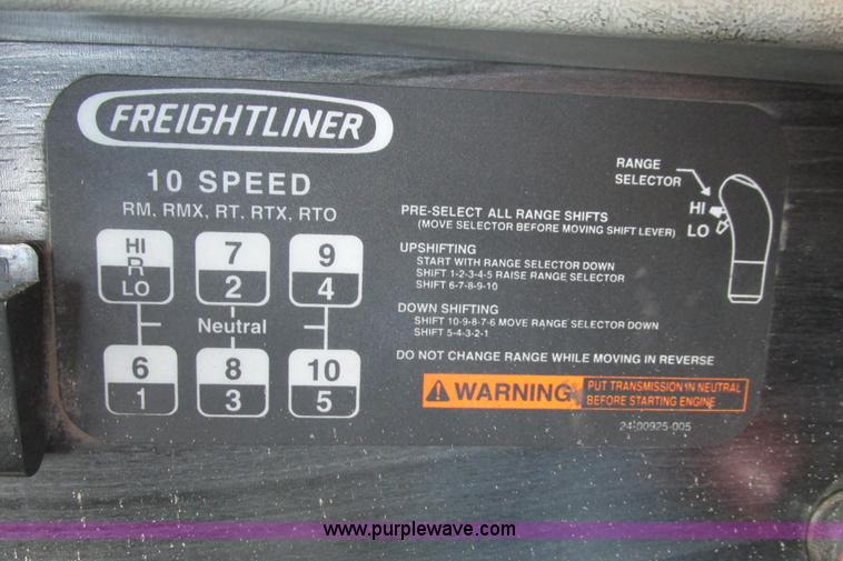 image for item I9644 2004 Freightliner Columbia semi truck