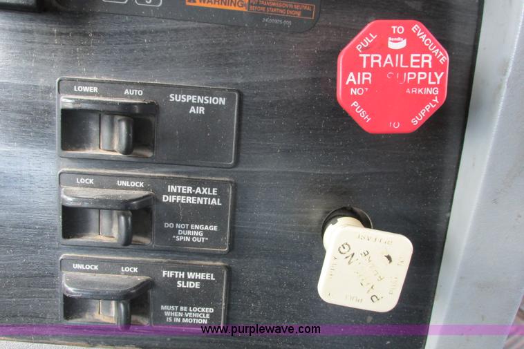 image for item I9644 2004 Freightliner Columbia semi truck