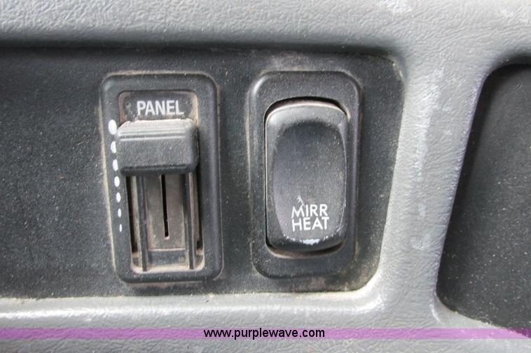 image for item I9644 2004 Freightliner Columbia semi truck