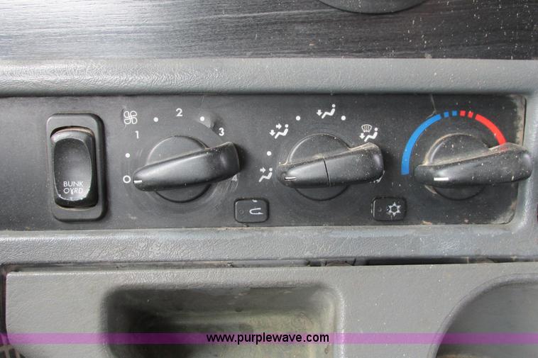 image for item I9644 2004 Freightliner Columbia semi truck