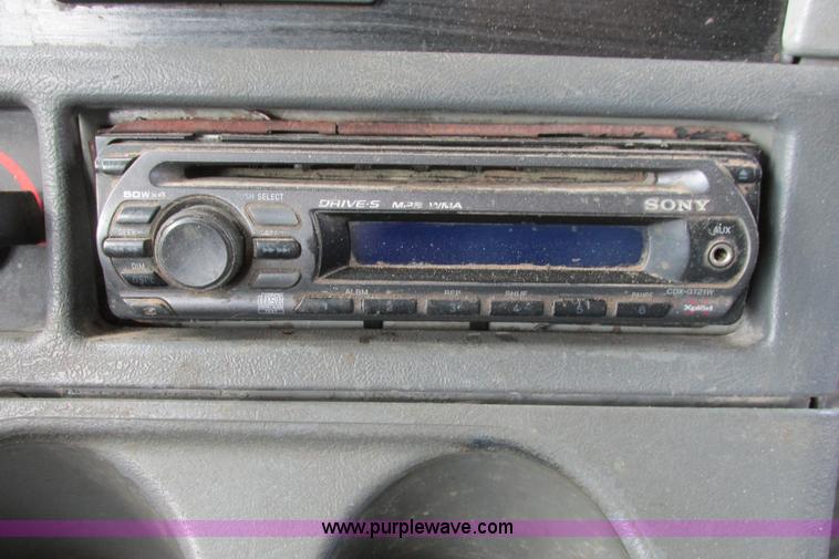 image for item I9644 2004 Freightliner Columbia semi truck