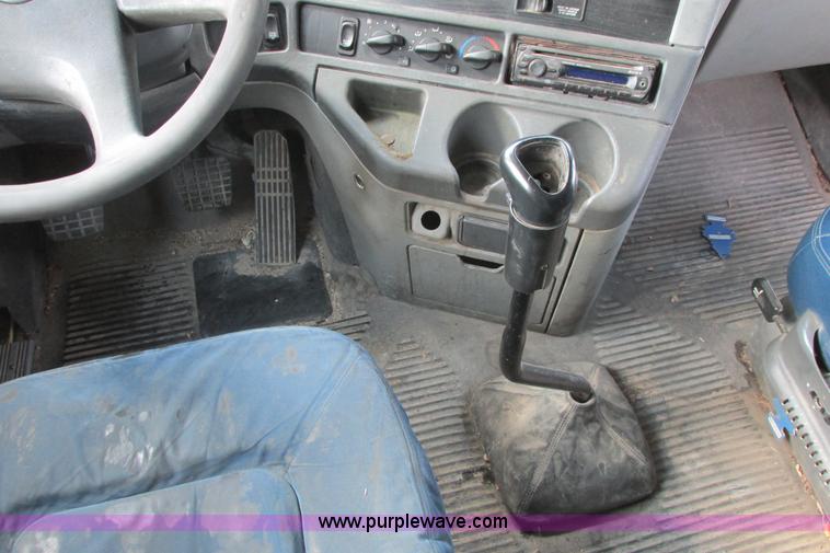 image for item I9644 2004 Freightliner Columbia semi truck