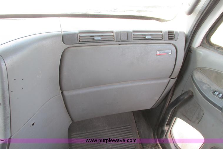 image for item I9644 2004 Freightliner Columbia semi truck