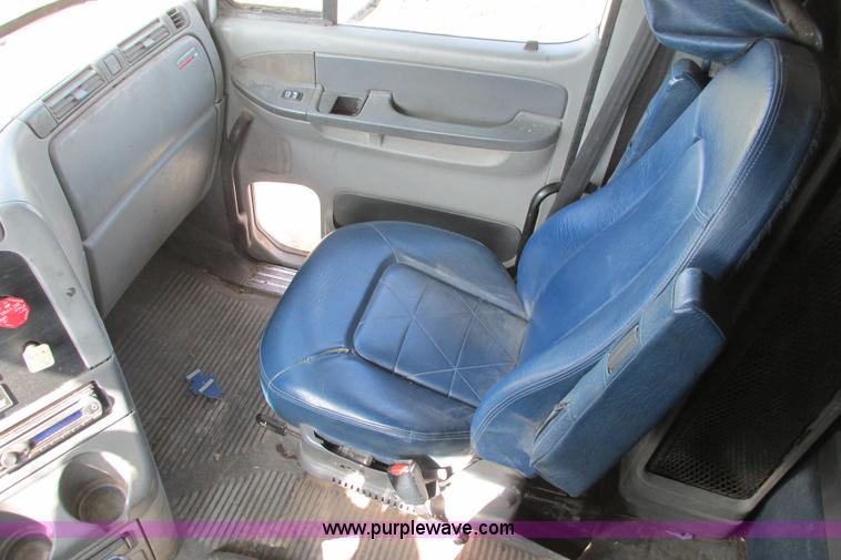 image for item I9644 2004 Freightliner Columbia semi truck