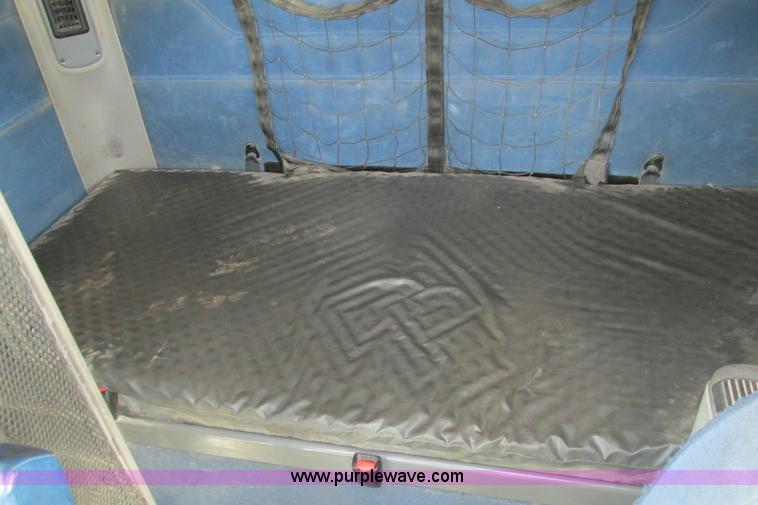 image for item I9644 2004 Freightliner Columbia semi truck