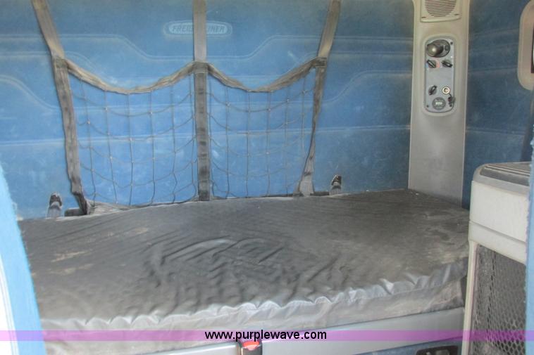 image for item I9644 2004 Freightliner Columbia semi truck