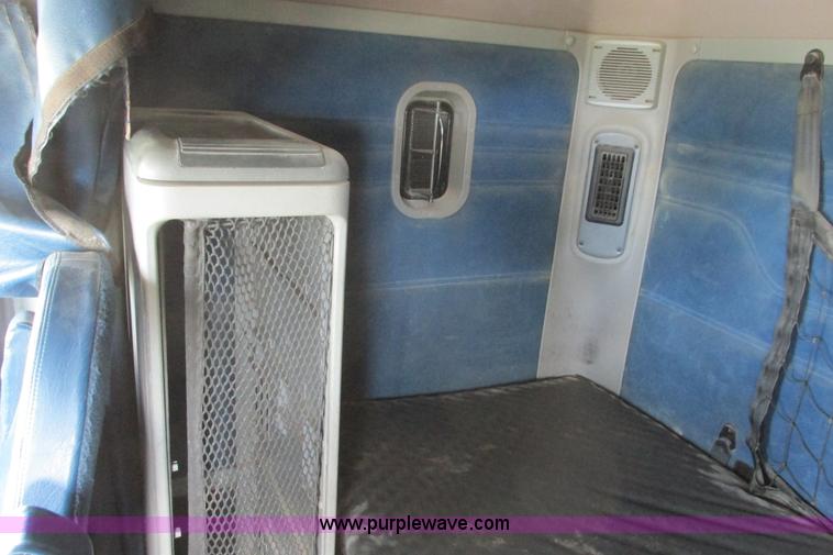 image for item I9644 2004 Freightliner Columbia semi truck