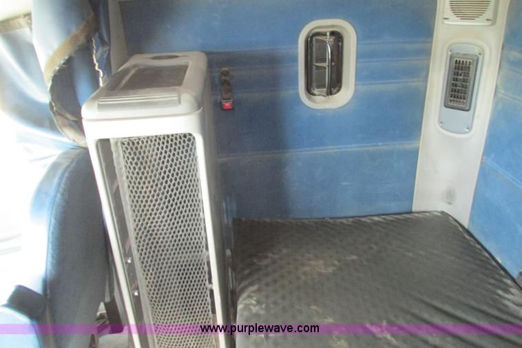 image for item I9644 2004 Freightliner Columbia semi truck