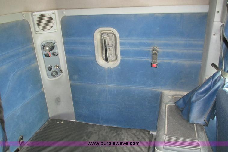 image for item I9644 2004 Freightliner Columbia semi truck