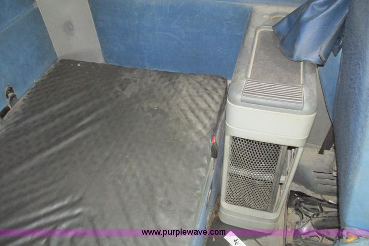 image for item I9644 2004 Freightliner Columbia semi truck