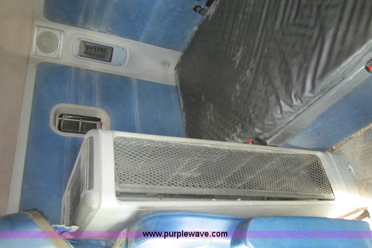 image for item I9644 2004 Freightliner Columbia semi truck