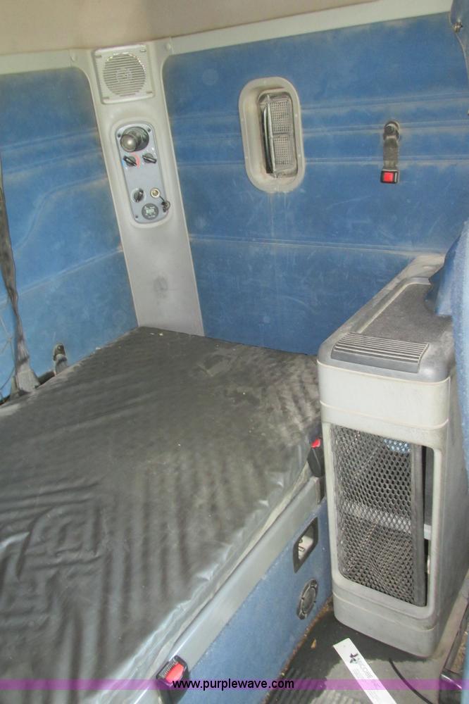 image for item I9644 2004 Freightliner Columbia semi truck