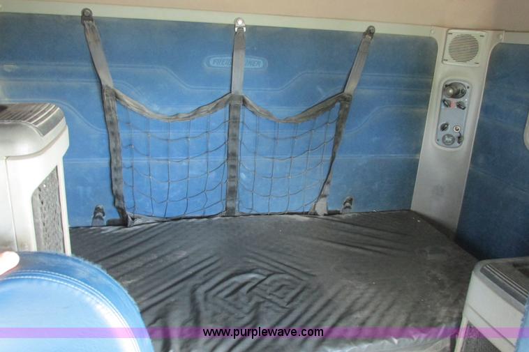 image for item I9644 2004 Freightliner Columbia semi truck