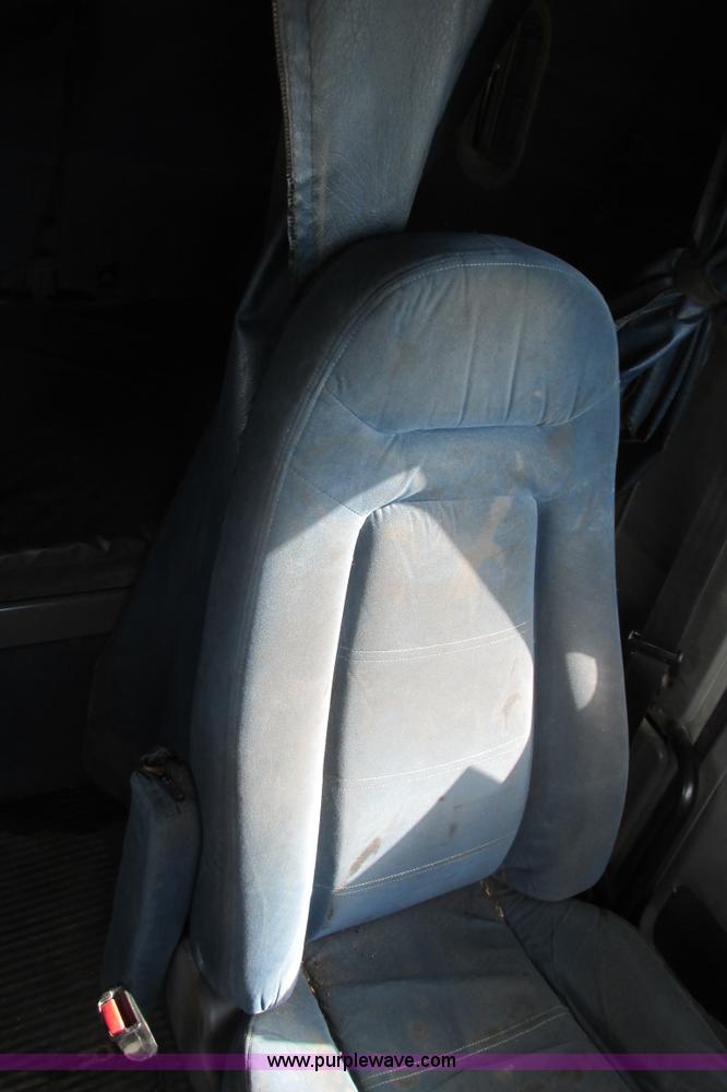 image for item I9644 2004 Freightliner Columbia semi truck