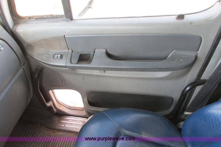 image for item I9644 2004 Freightliner Columbia semi truck