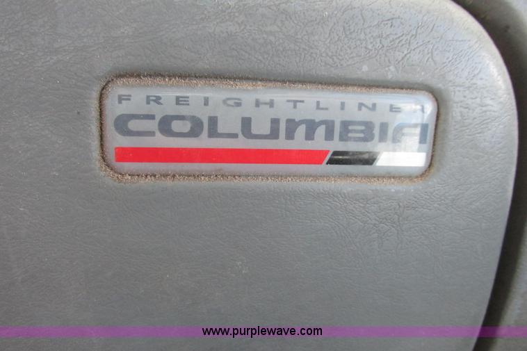 image for item I9644 2004 Freightliner Columbia semi truck