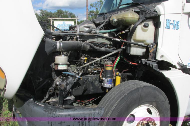 image for item I9644 2004 Freightliner Columbia semi truck