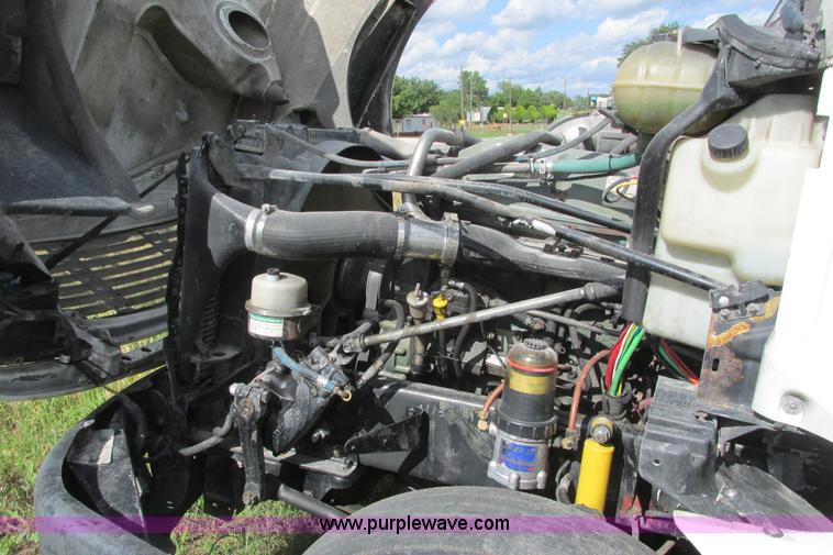 image for item I9644 2004 Freightliner Columbia semi truck