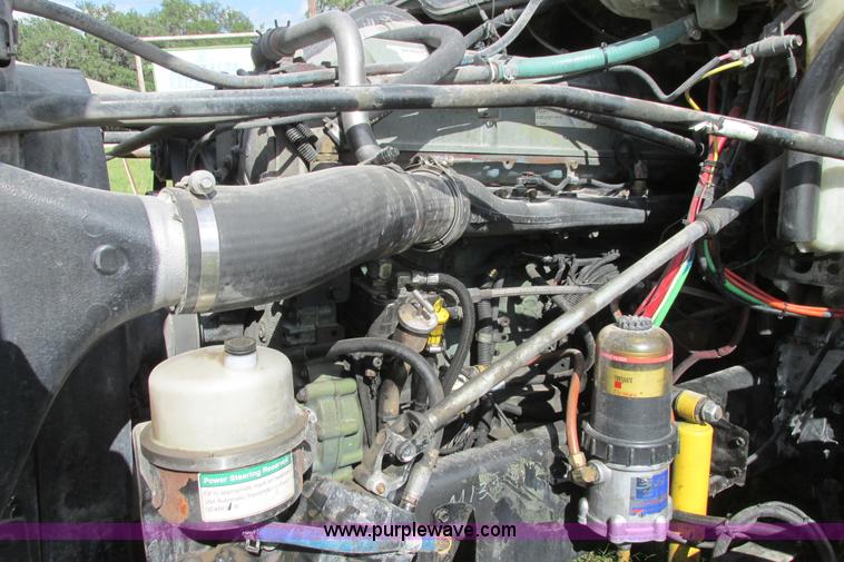 image for item I9644 2004 Freightliner Columbia semi truck