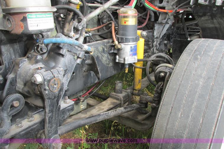 image for item I9644 2004 Freightliner Columbia semi truck