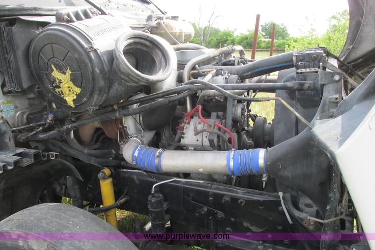 image for item I9644 2004 Freightliner Columbia semi truck