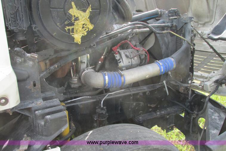 image for item I9644 2004 Freightliner Columbia semi truck