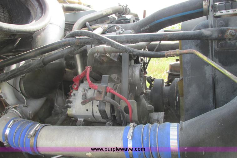 image for item I9644 2004 Freightliner Columbia semi truck