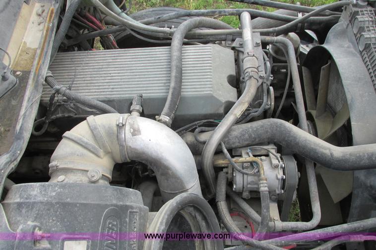 image for item I9644 2004 Freightliner Columbia semi truck