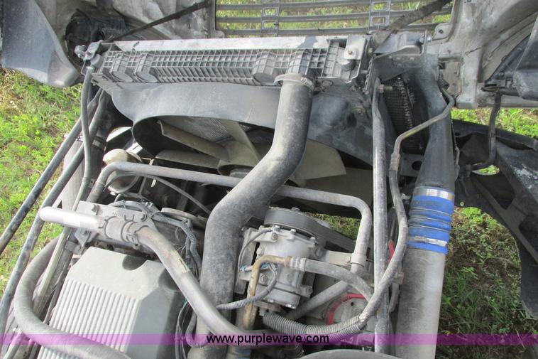 image for item I9644 2004 Freightliner Columbia semi truck