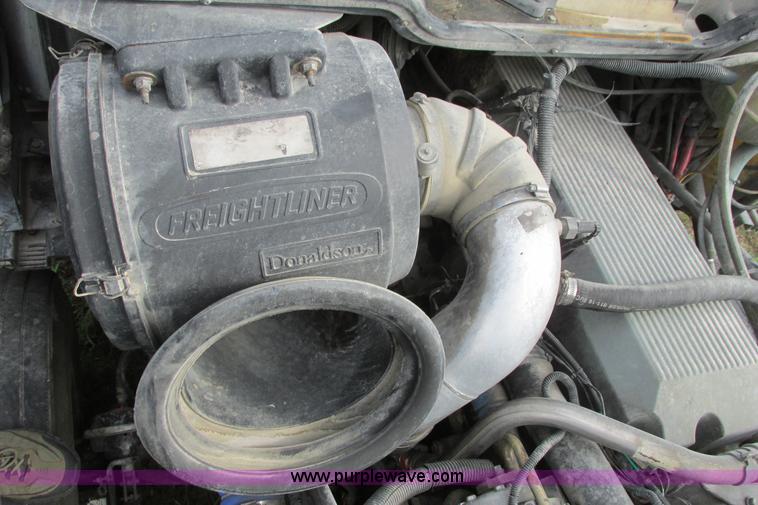 image for item I9644 2004 Freightliner Columbia semi truck