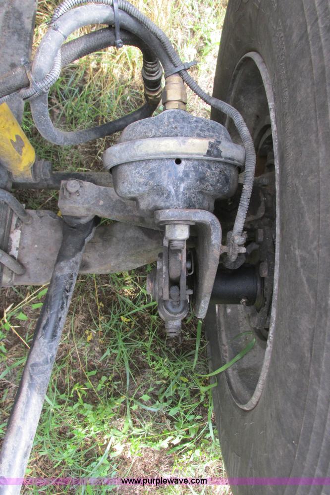 image for item I9644 2004 Freightliner Columbia semi truck