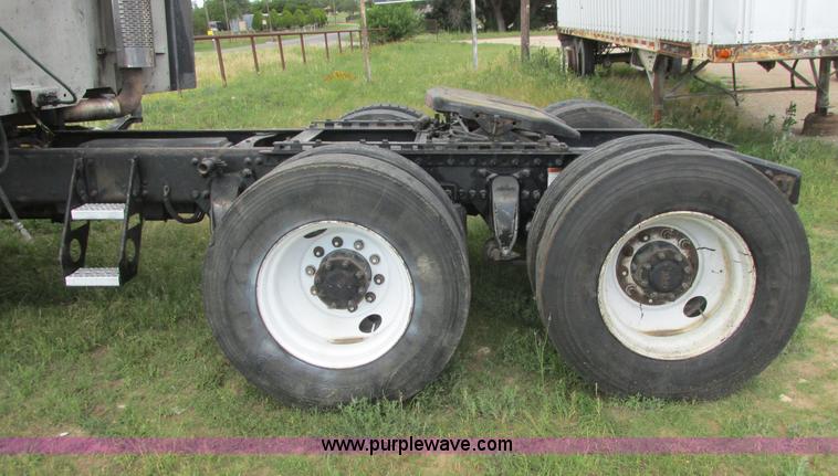 image for item I9644 2004 Freightliner Columbia semi truck