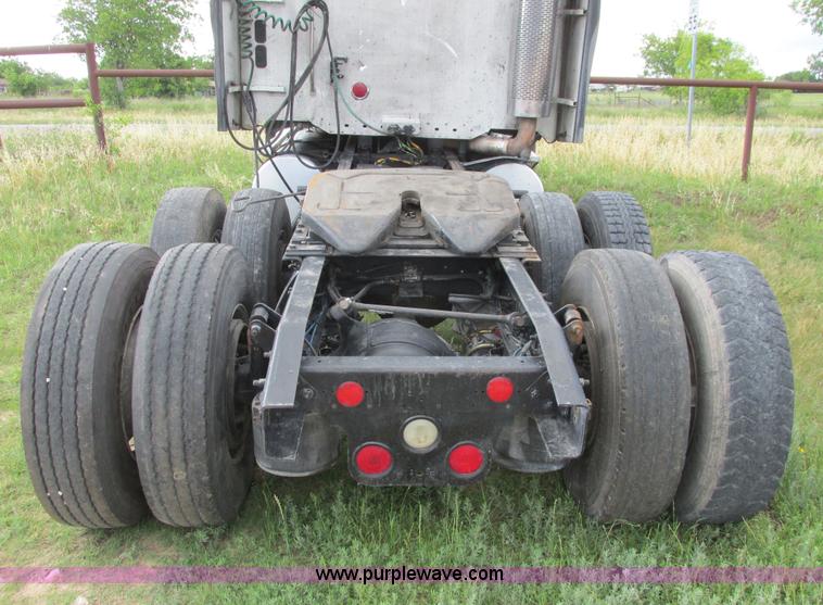 image for item I9644 2004 Freightliner Columbia semi truck